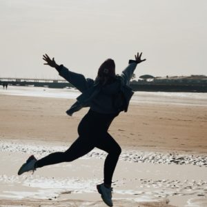 Alice Genevieve coach sportif et de santé holistique, créatrice de la marque Alyve à la mer