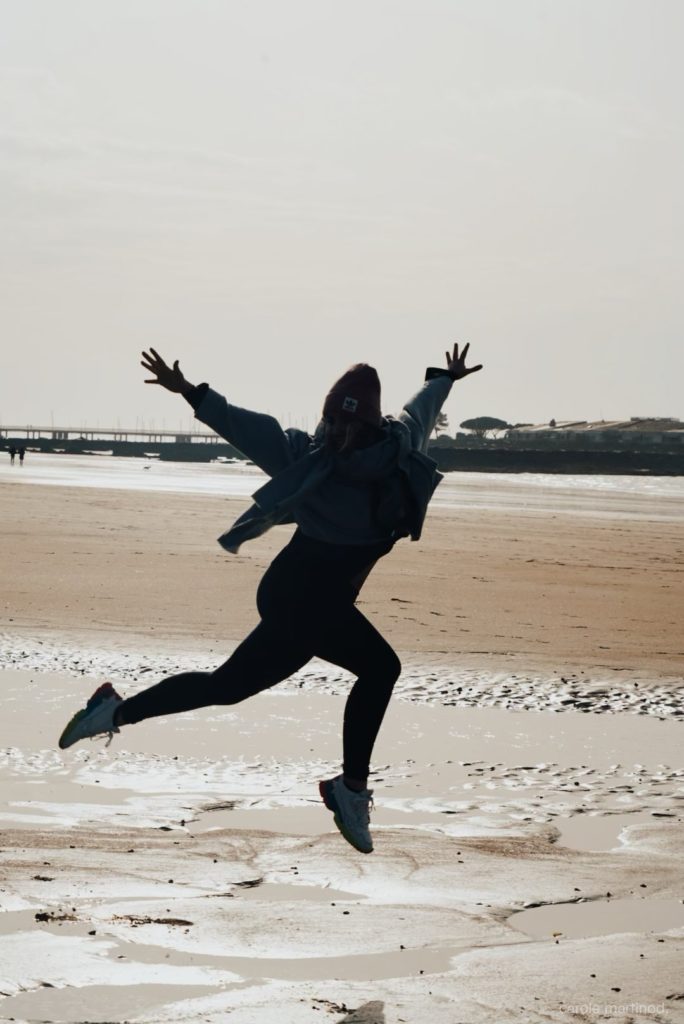 Alice Genevieve coach sportif et de santé holistique, créatrice de la marque Alyve à la mer