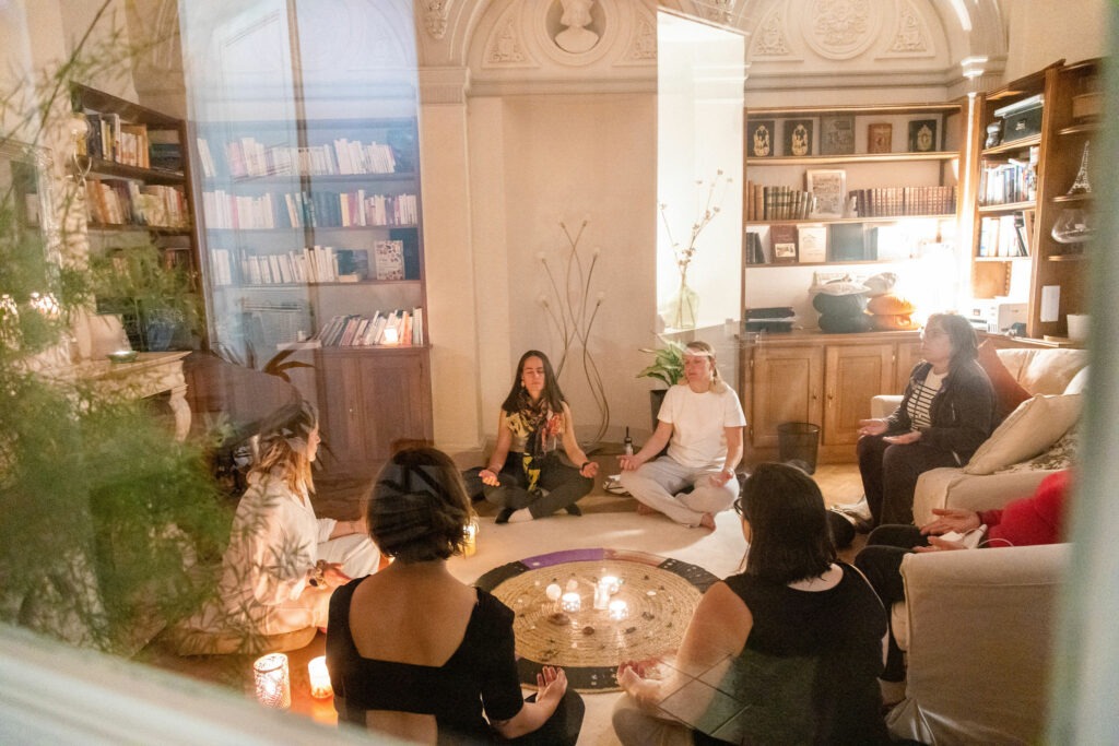 cercle de femmes, les yeux fermées, en pleine méditation autour de carte de tarot
