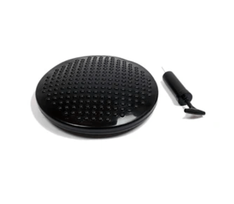 Disque de proprioception noir avec une surface avec des mini piquots et sa pompe, parfait pour travailler son équilibre et rééduquer sa cheville