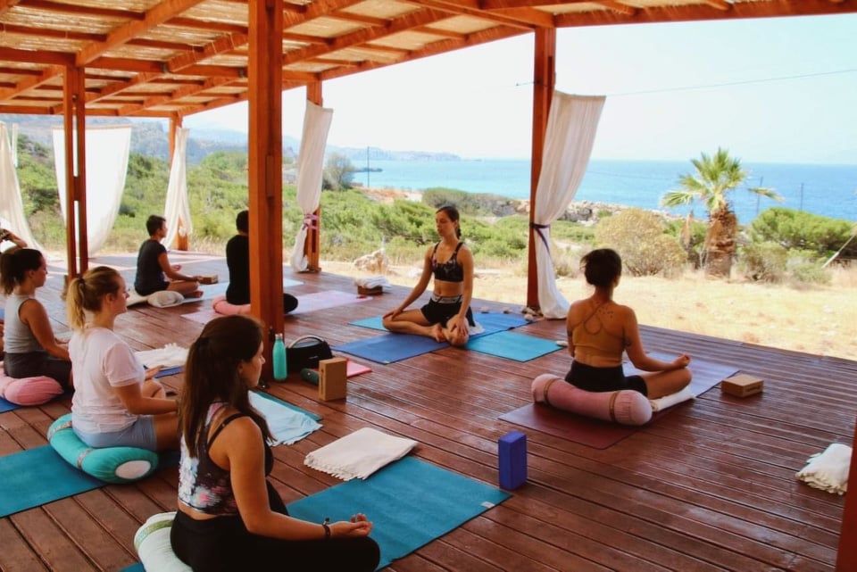 Formation de Yoga apprentissage asana sur la terrasse