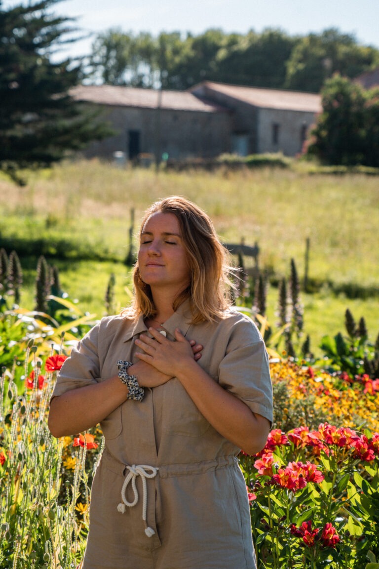 cette jeune femme respire la sérénité